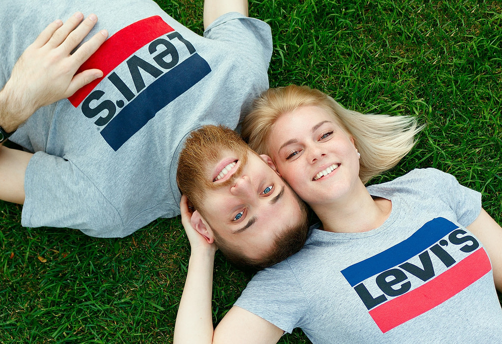 Homme et femme Allongés dans l'herbe Couché dans l'herbe