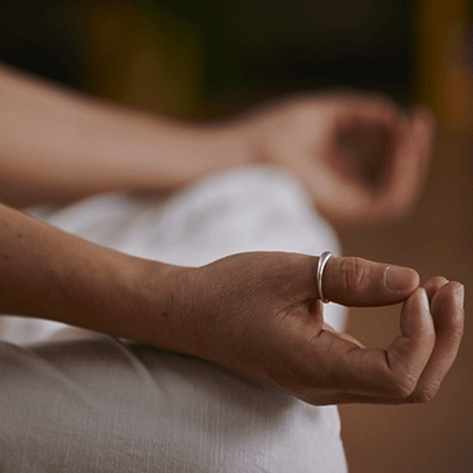 Méditation avec gyan mudra posture yoga doux senior 2
